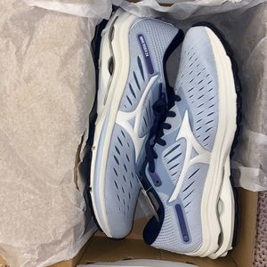 Mizuno Wave Rider 24 (size 8)